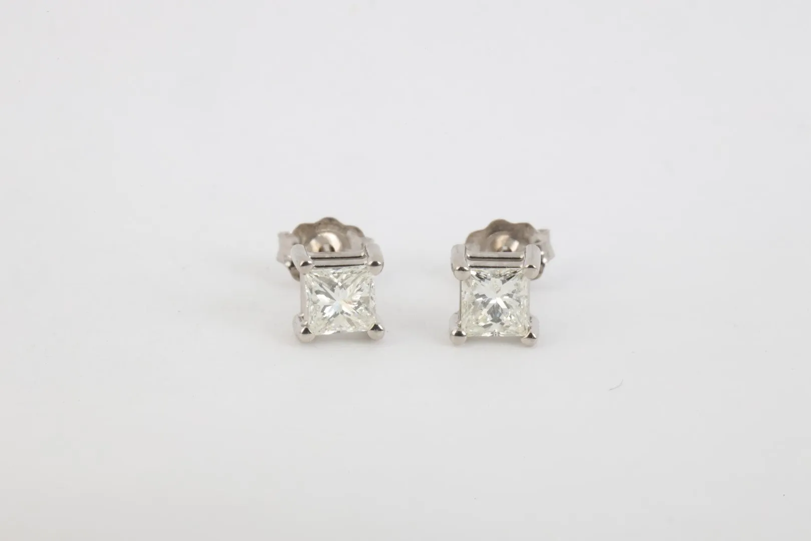 14k White Gold 0.62tcw Diamond Stud Earrings (0.94g.)