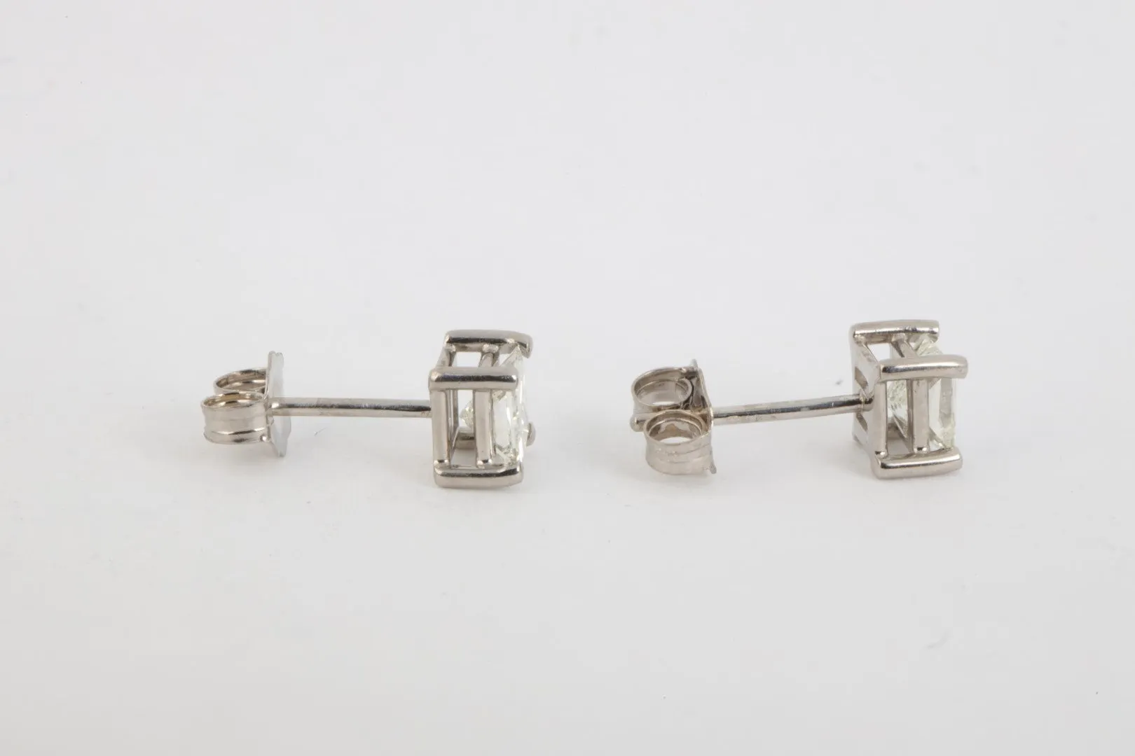 14k White Gold 0.62tcw Diamond Stud Earrings (0.94g.)