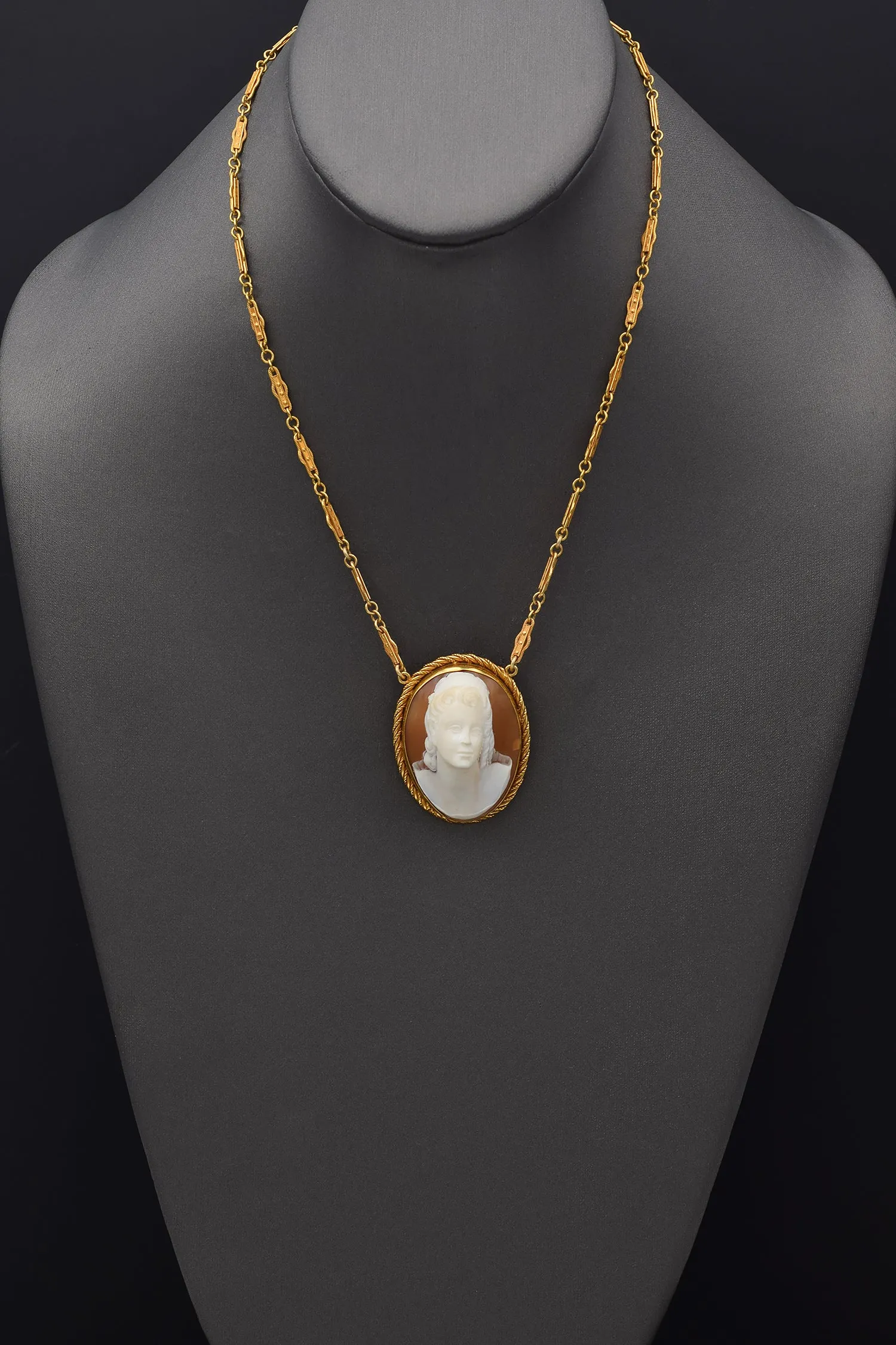 Antique 14K Yellow Gold Cameo Shell Pendant Necklace