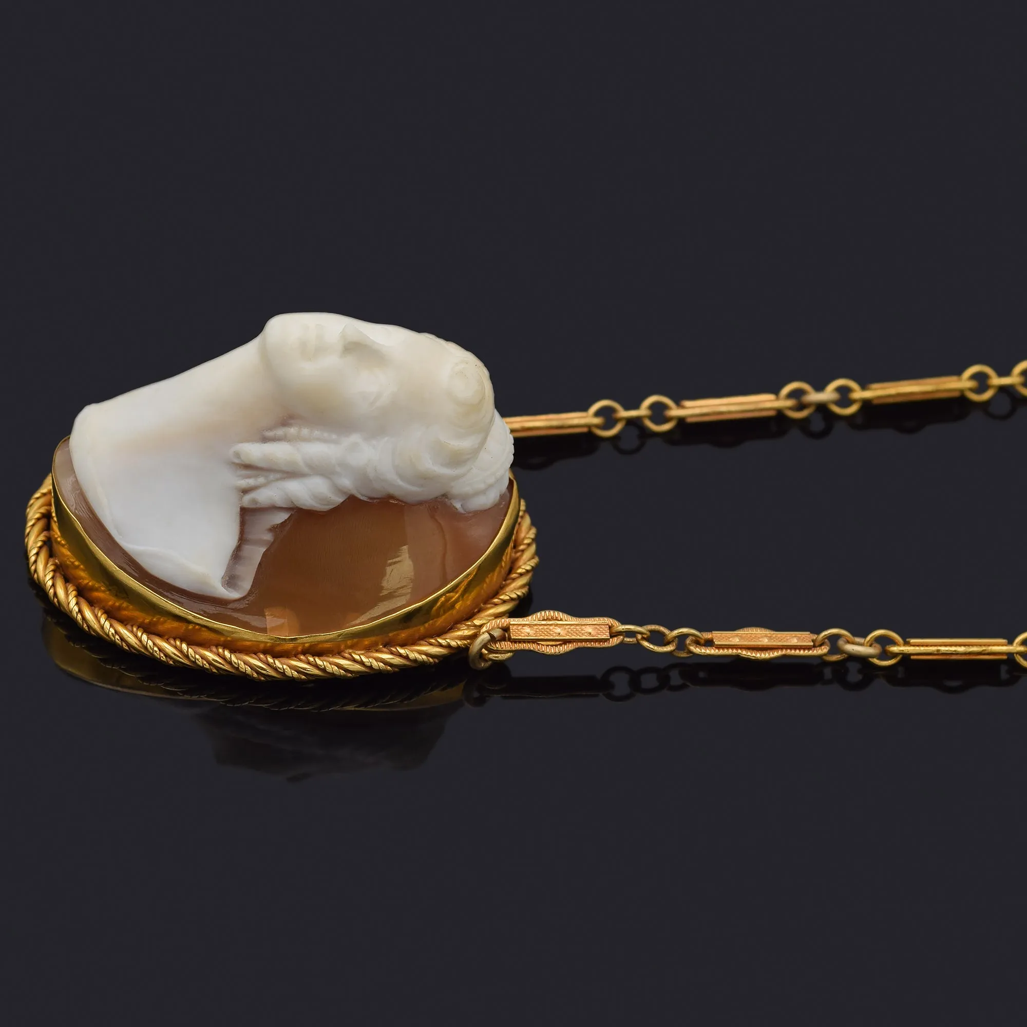 Antique 14K Yellow Gold Cameo Shell Pendant Necklace