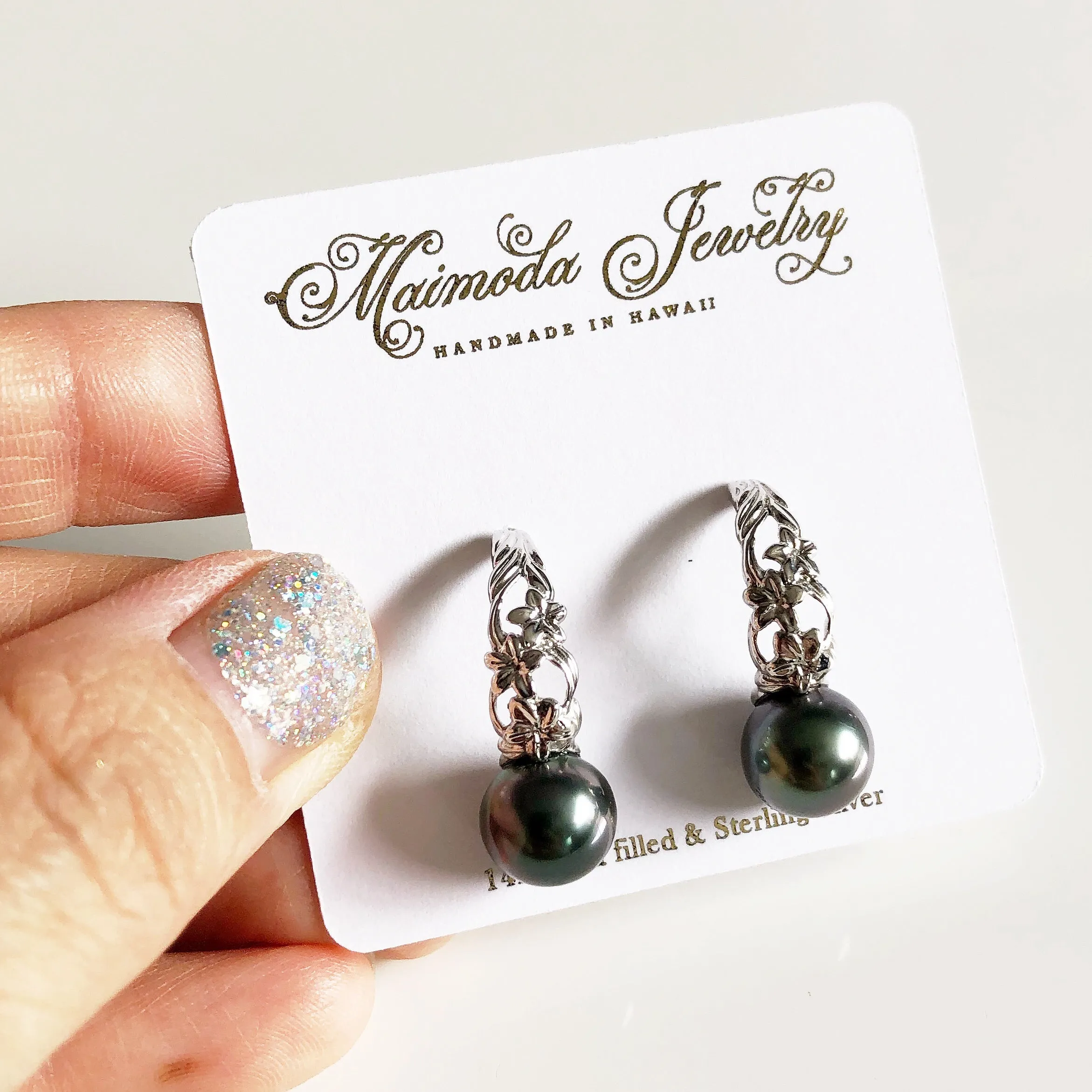 Hawaiian scroll mini hoop - tahitian pearl  (E544)